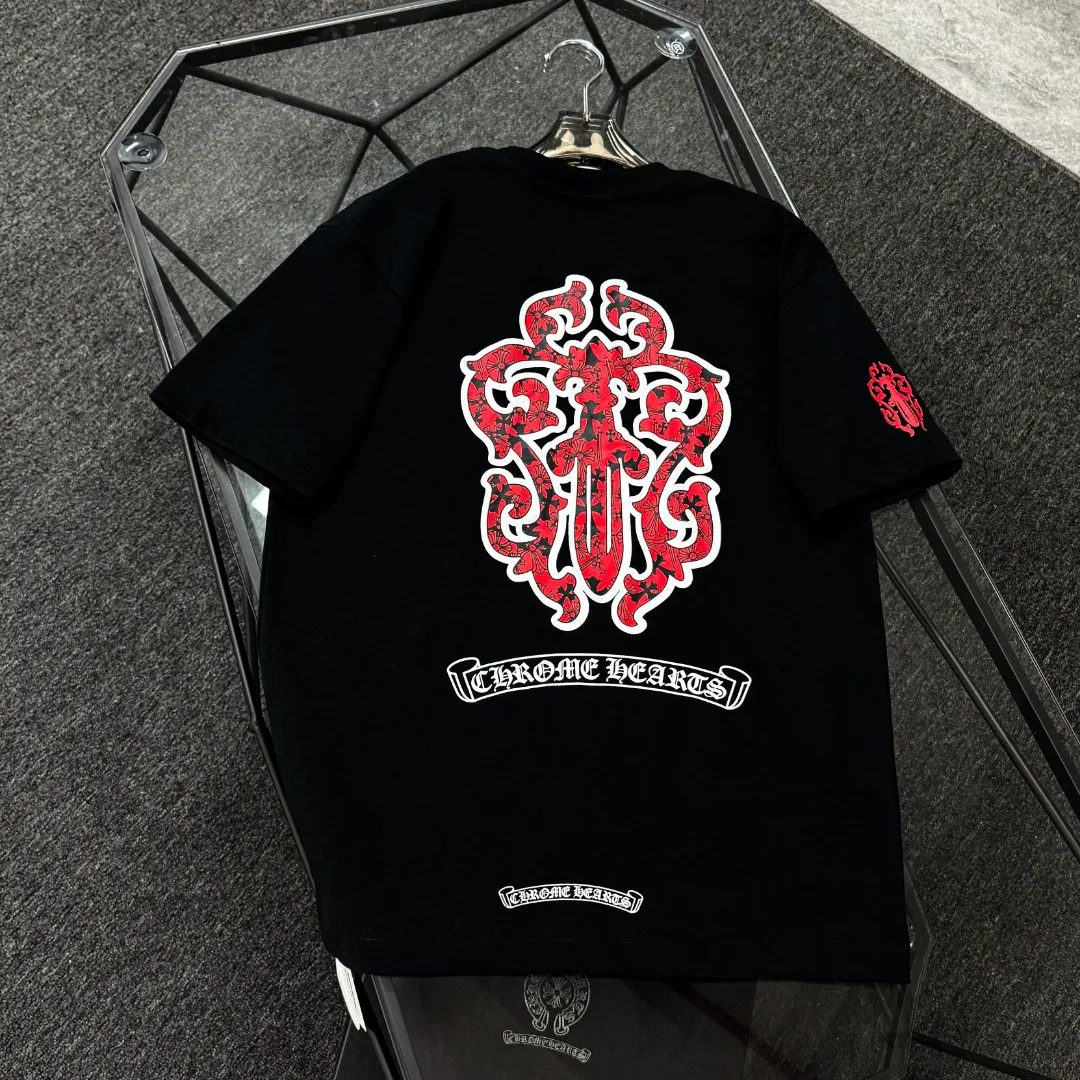 P170 Chrome Hearts 25 high-end versions. The fabric is made of 300 grams of high-density pure cotton. It does not deform or shrink. It has three labels. It is the same style for men and women. Technology: suede foaming + digital printing. Color: white, black. SIZE: S-XL.